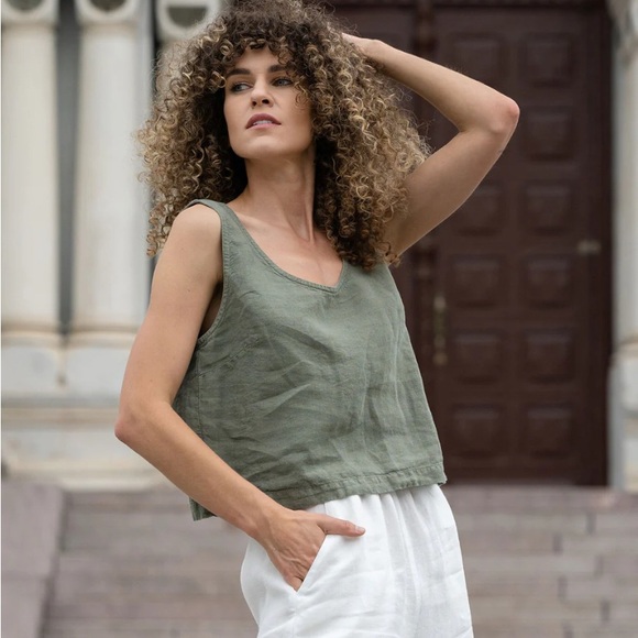 MENIQUE Crop Tank - Picture 3 of 4